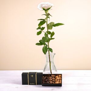 Interflora Rose blanche et ses amandes au chocolat - Livraison de fleurs - Interflora