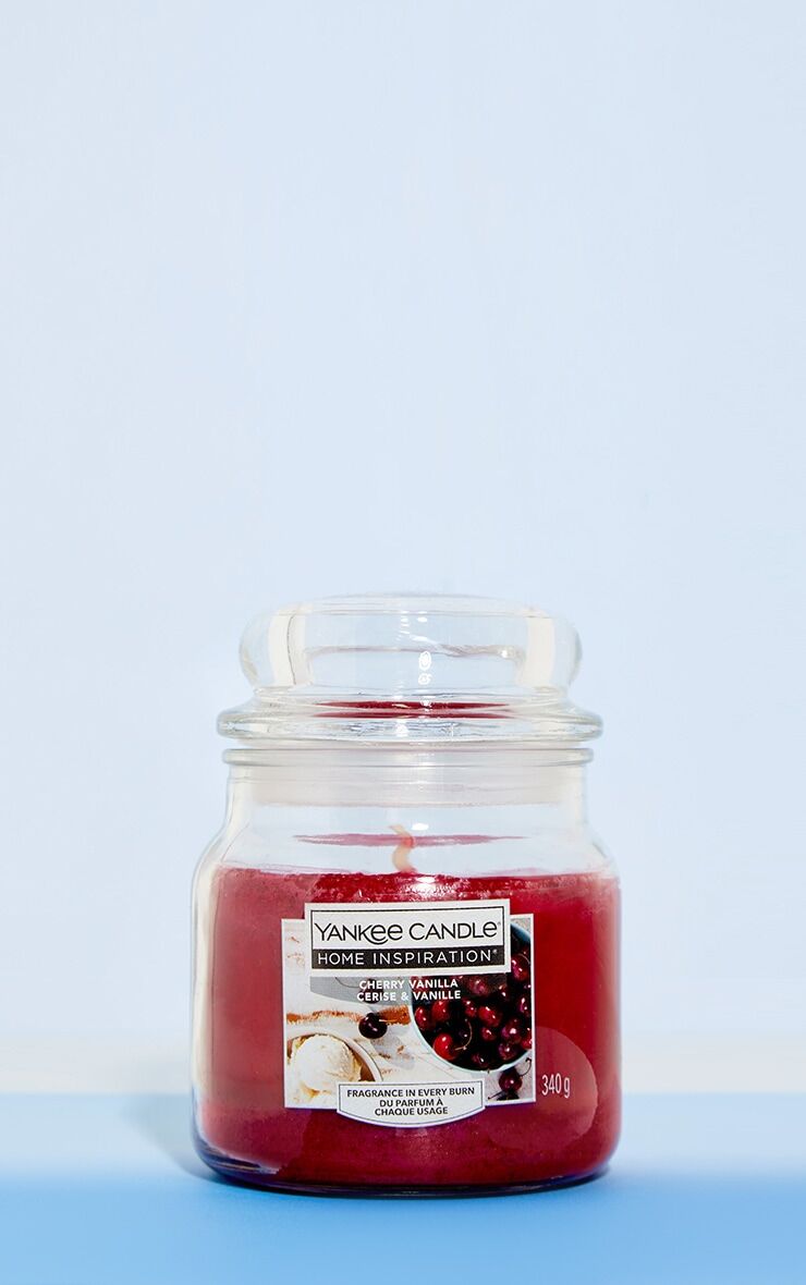PrettyLittleThing Yankee Candle Home Inspiration Medium Jar Cherry Vanilla  - Red - Size: One Size