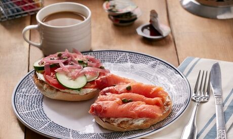 Salomon Bagels 2 Bagel-Frühstück mit Kaffee für 1 bis 4 Personen bei Salomon Bagels 2 (bis zu 45% sparen*)