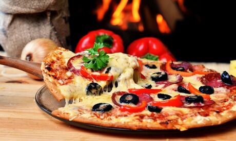 Pizzeria Casa Mia mittlere Pizza oder Pasta, mit Salat und Softgetränk, für 2 oder 4 Personen, bei Pizzeria Casa Mia (bis zu 44% sparen*)