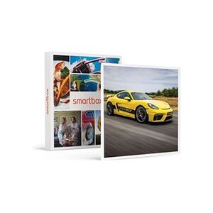 Smartbox Coffret Cadeau - Stage de pilotage : 9 tours sur le circuit de Chambley en Ferrari 488 GTB, Porsche Cayman et GT4- Sport & Aventure - Publicité