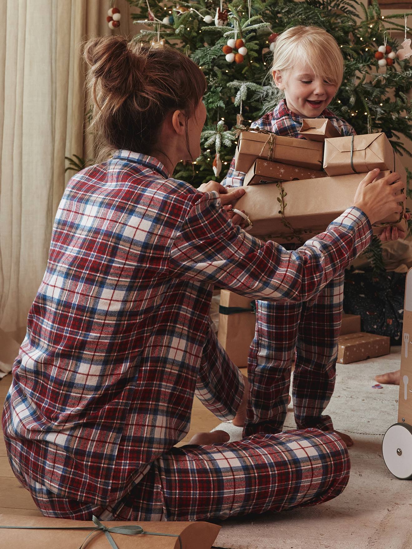 VERTBAUDET Pijama adulto de franela colección cápsula "Happy Family" cuadros rojos