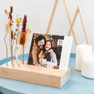 smartphoto Kalender im Holzaufsteller mit Trockenblumen und Fotos personalisiert (Hochformat)