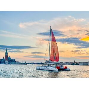 SmartBox Alla scoperta di Venezia in catamarano: tour con musica e drink per 3