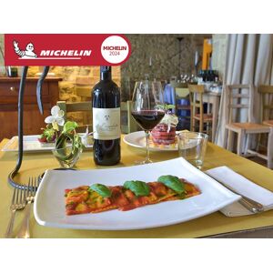 SmartBox Cena gourmet in un ristorante della Guida MICHELIN in un borgo a Siena