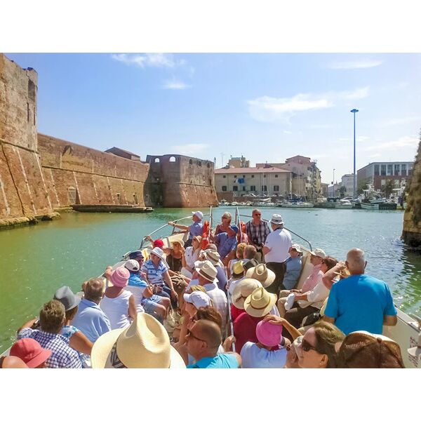 smartbox livorno in battello: tour a bordo del marco polo lungo i canali medicei e souvenir per 2