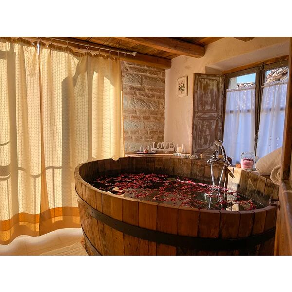 smartbox relax divino: bagno di coppia nel vino con accesso spa in un wine resort in piemonte