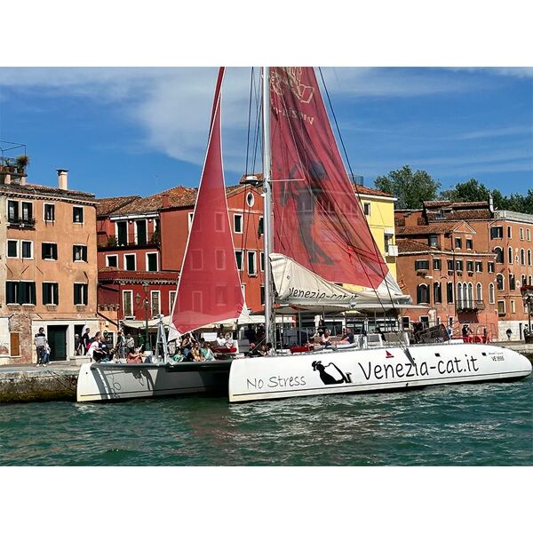 smartbox venezia classica: vivaldi tour in catamarano con musica classica e 2 bevande per 2 persone