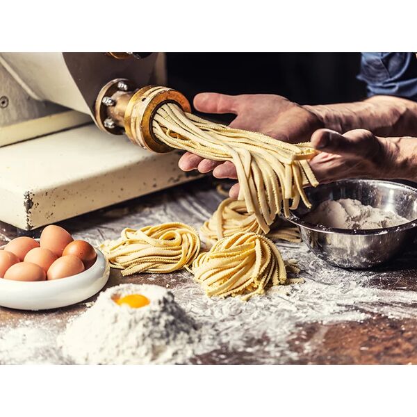 smartbox corso di cucina sulla pasta fatta in casa con pranzo e tour del quartiere san paolo di roma per 2