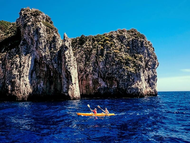 smartbox avventura in mare: escursione in kayak tra le acque di capri per 2 persone