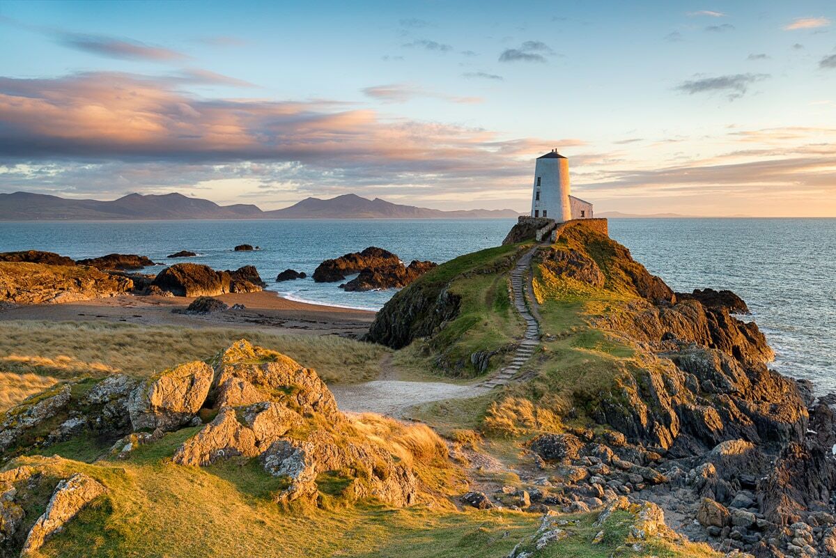 Papermoon Fototapete »Sonnenuntergang bei Ynys Llanddwyn«, Vliestapete,... bunt