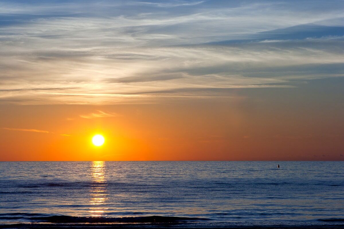 Papermoon Fototapete »Sonnenuntergang an der Ostsee«, Vliestapete,... bunt