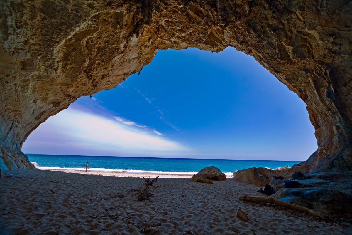 Papermoon Fototapete »Höhle Cala Luna Sardinien«, samtig, Vliestapete,... bunt