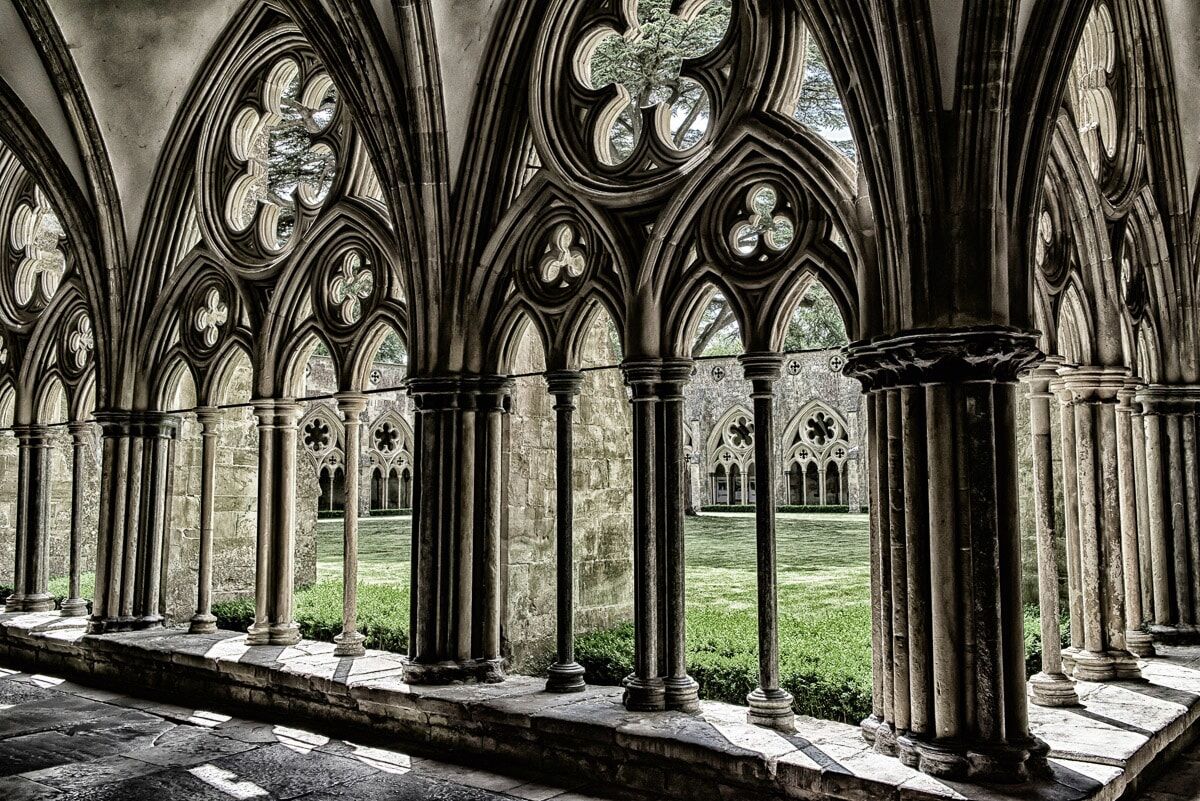 Papermoon Fototapete »Mittelalterliche Kathedrale«, Vliestapete, hochwertiger... bunt