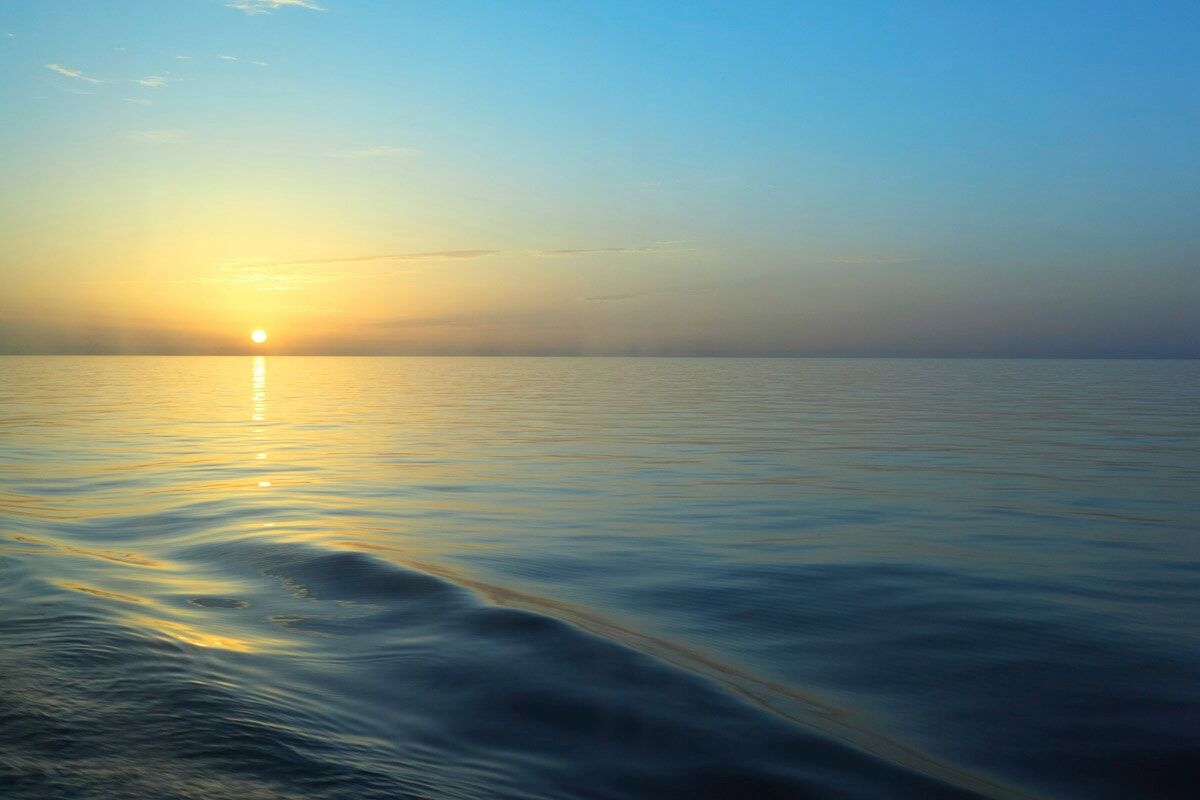 Papermoon Fototapete »Sonnenaufgang vom Bootsdeck«, Vliestapete, hochwertiger... bunt