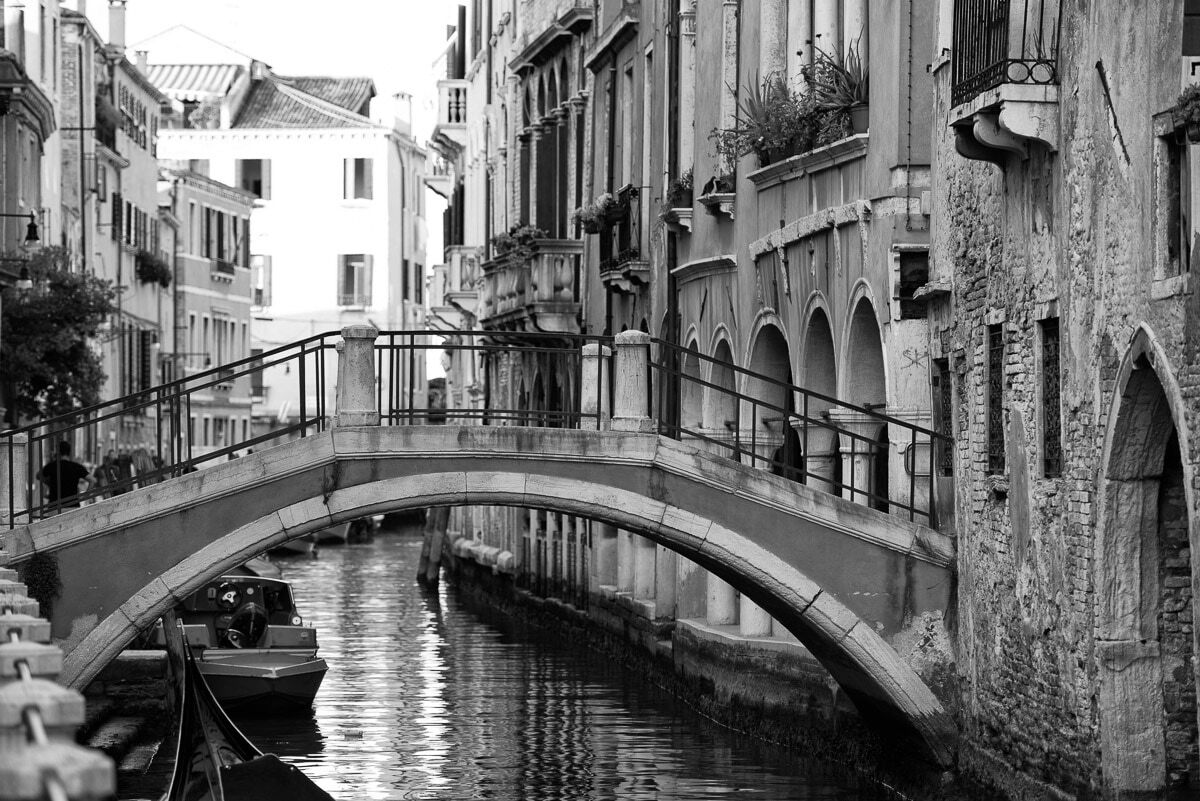 Papermoon Fototapete »Venedig Brücke«, Vliestapete, hochwertiger Digitaldruck bunt