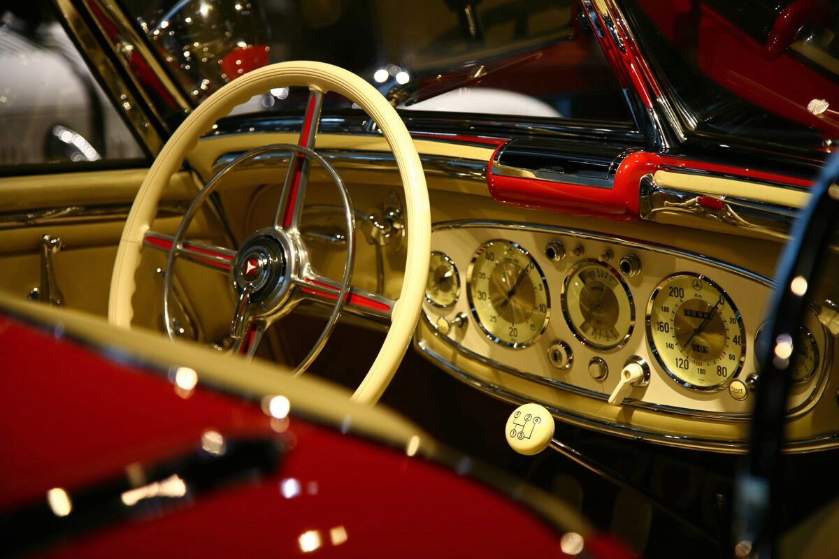 Papermoon Fototapete »Klassisches Benz Interieur«, Vliestapete, hochwertiger... bunt