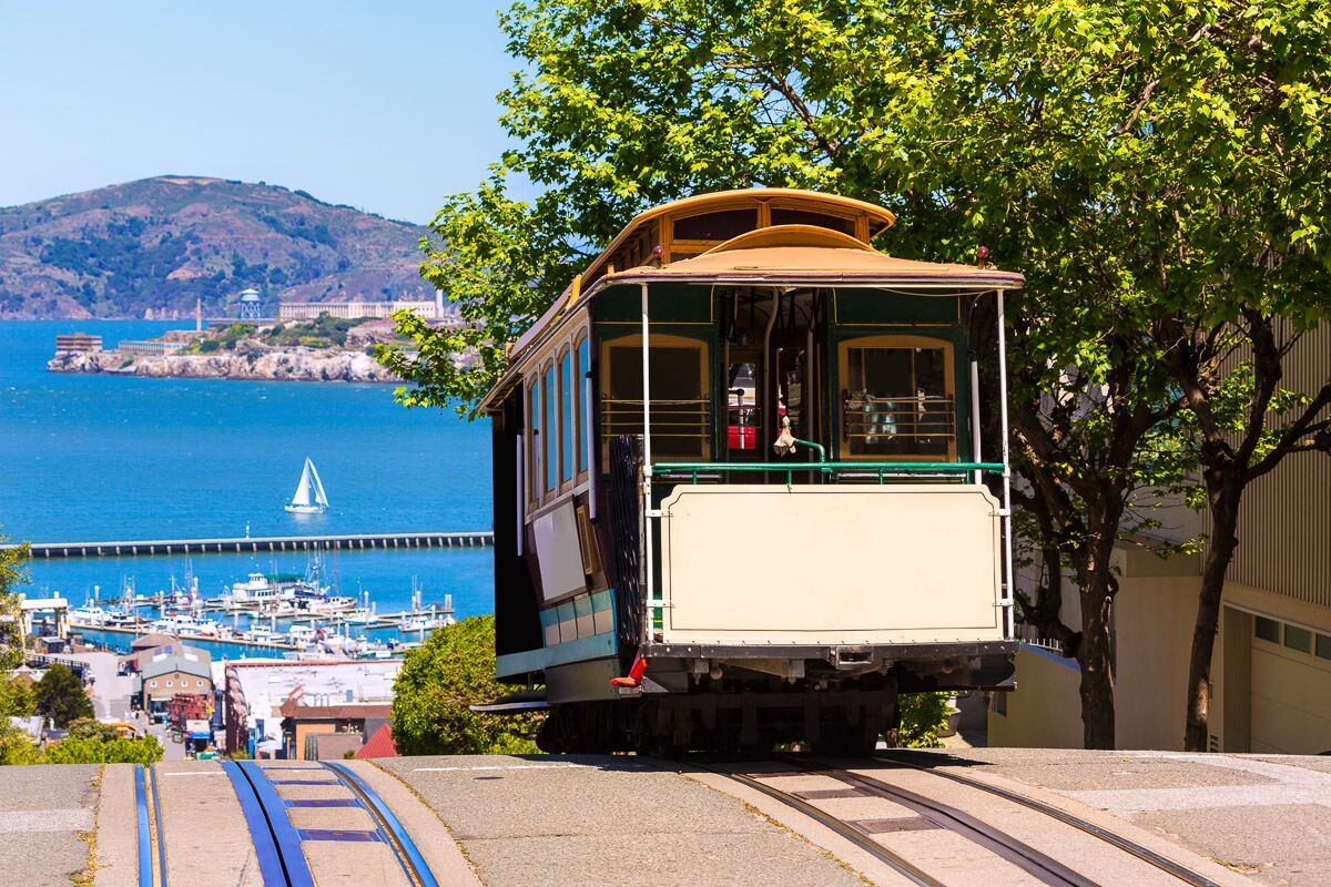 Papermoon Fototapete »Seilbahn San Francisco«, Vliestapete, hochwertiger... bunt