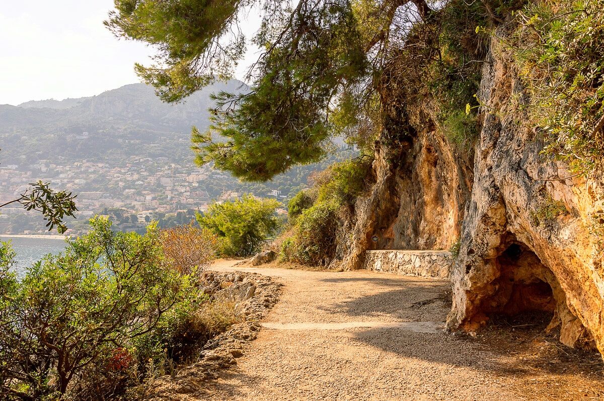 Papermoon Fototapete »Weg Cap Cap Martin«, Vliestapete, hochwertiger... bunt