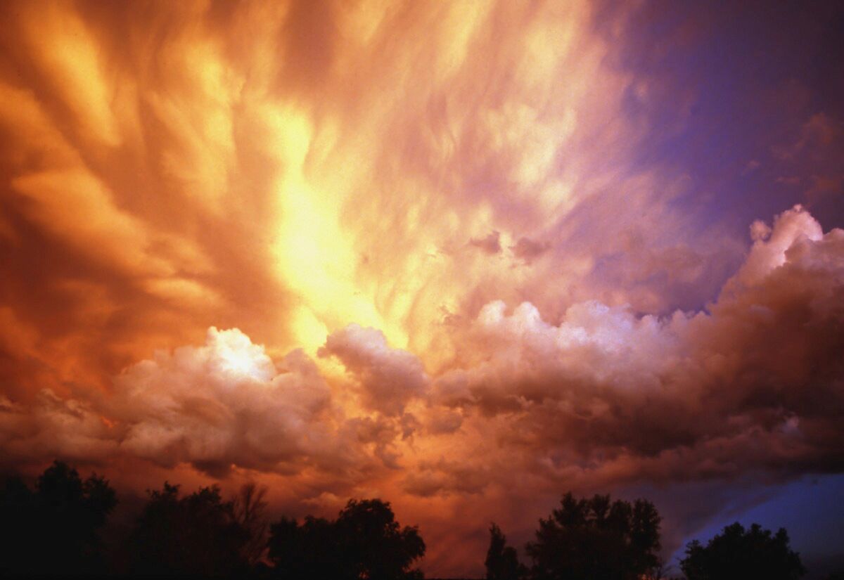 Papermoon Fototapete »Gewitterwolken bei Sonnenuntergang«, Vliestapete,... bunt