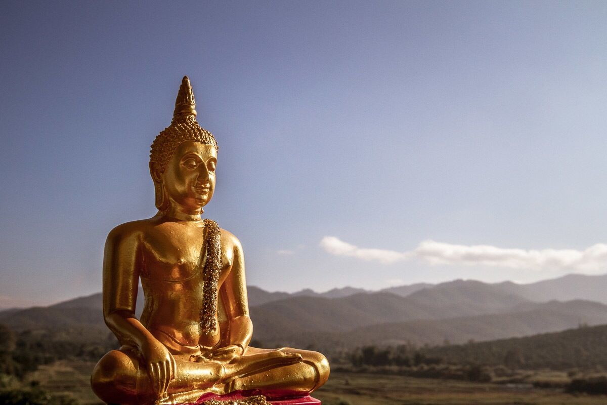 Papermoon Fototapete »Goldfarbenene Buddha-Statue«, Vliestapete, hochwertiger... bunt