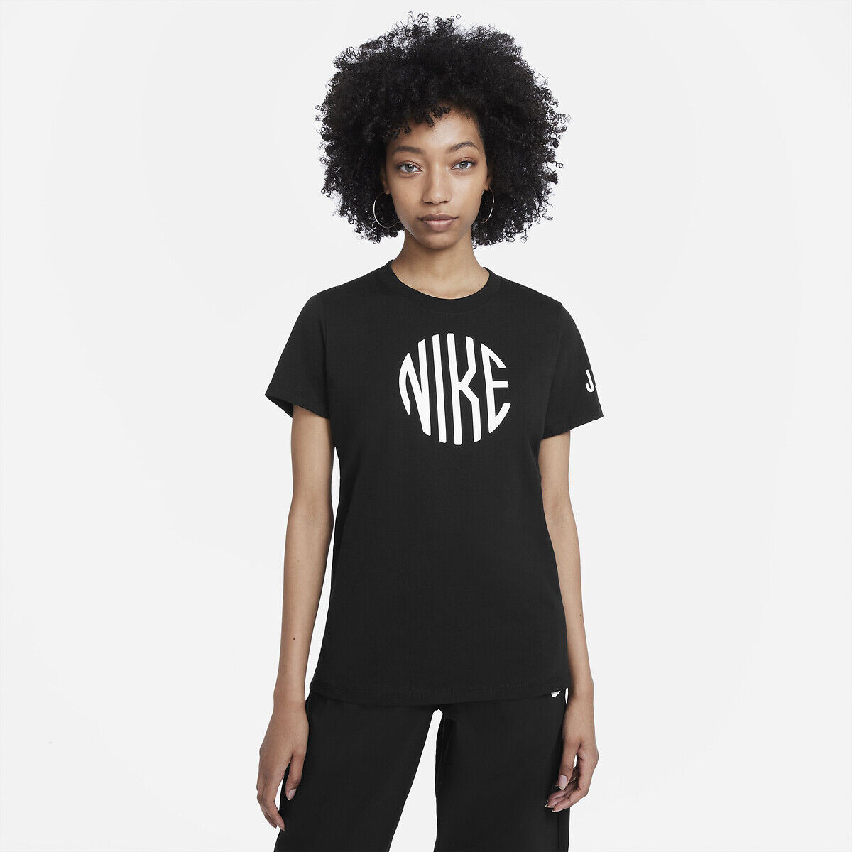 NIKE T-Shirt Sportswear, Logo in Grafik-Optik vorne SCHWARZ