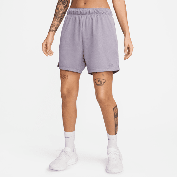 nike shorts fitness dri-fit non foderati a vita media 13 cm  attack – donna - viola