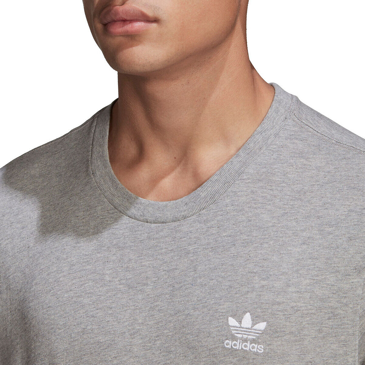 Adidas T-Shirt, kleiner Logoprint GRAU