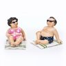Dio Toeristen op het strand vakantiegangers op badhanddoek met zonnebril, bikini & zwembroek