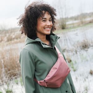 Sac banane imperméable en polyamide recyclé(**) - BlancheporteSuccombez à la tendance du moment avec ce sac banane, ici décliné dans une version en polyamide recyclé(**) ! Une raison de craquer pour faire du bien tout en restant stylé !TURose - Publicité