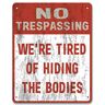 Print Crafted No Trespassing: We zijn het zat om de lichamen te verbergen Private Property Yard Garden Vintage Metal Sign