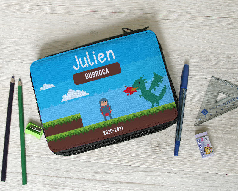 Cadeaux.com Trousse d'école avec fournitures - Collection Jeux Vidéo Retro - Version Garçon