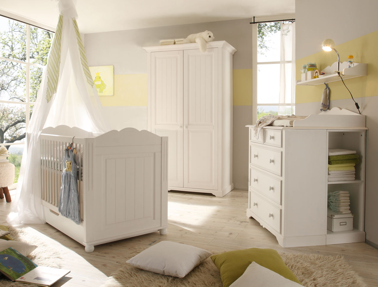 Begabino Babyzimmer 4-tlg. in Kiefer massiv, weiß lackiert, Drehtürenschrank, Bett mit Liegefläche 70x140 cm und Kommode mit Wickelaufsatz