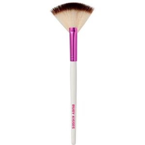 Ruby Kisses Fan Brush