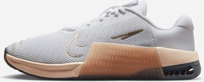 Chaussures de Training Nike Metcon 9 pour Femme Couleur : White/White-Mtlc Gold Grain-Sanddrift Taille : 38 EU   7 US