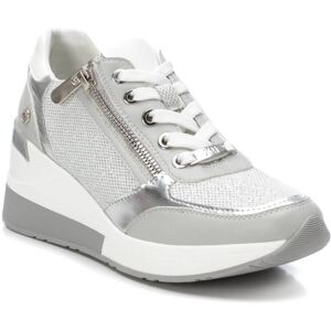 Baskets compensées lacées et zippées - 39 - Argent - XtiCes baskets Xti® prennent de la hauteur pour le plaisir d’allier l’élégance d’un talon de 7 cm au confort d’une sneaker. Véritable accessoire mode avec son coloris argent métallisé, elle assure u