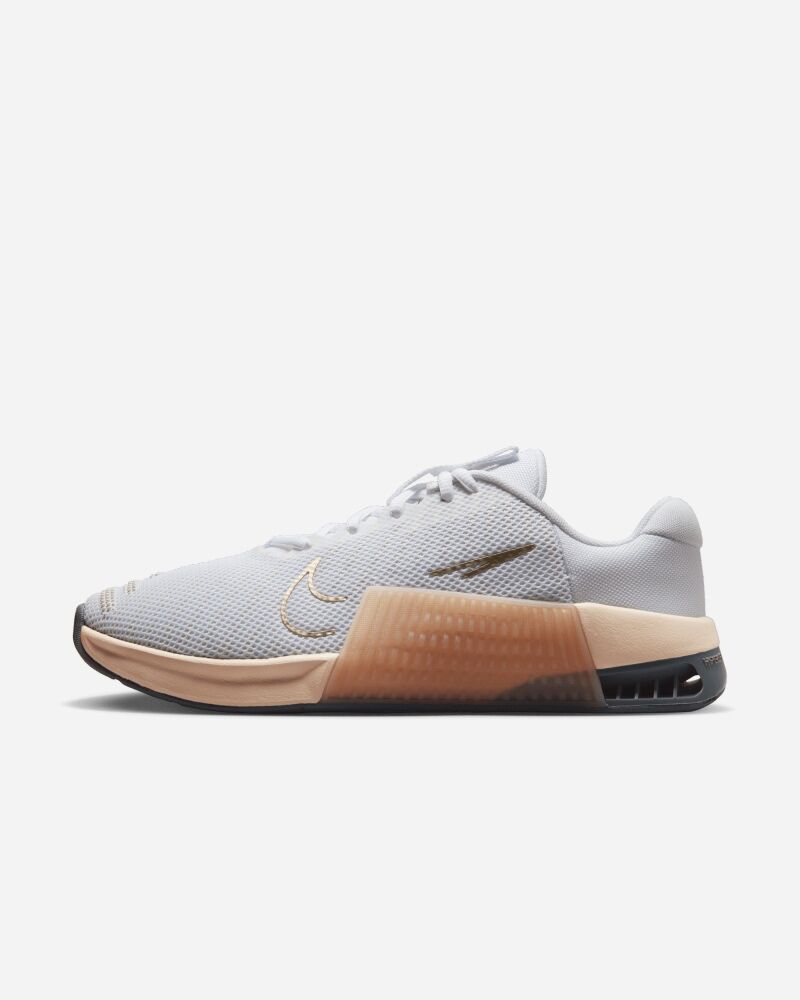 Nike Chaussures de Training Metcon 9 pour Femme Couleur : White/White-Mtlc Gold Grain-Sanddrift Taille : 38 EU   7 US 7