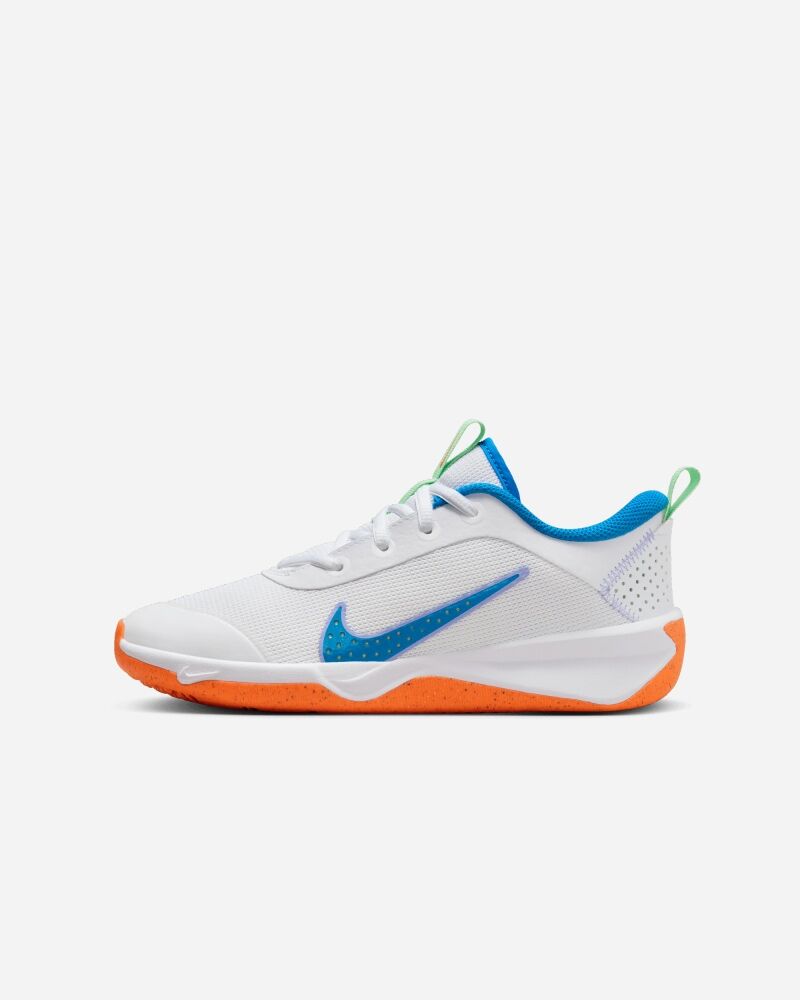 Chaussures Nike Omni Multi-Court pour Enfant Couleur : White/Photo Blue-Vapor Green Taille : 38 EU   5.5Y US