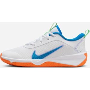 Nike Chaussures Omni Multi-Court pour Enfant Couleur : White/Photo Blue-Vapor Green Taille : 35.5 EU   3.5Y US 3.5Y