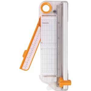 Fiskars Massicot recyclé à lame rotative en titane 45 mm – 30 cm ou A4 - Publicité