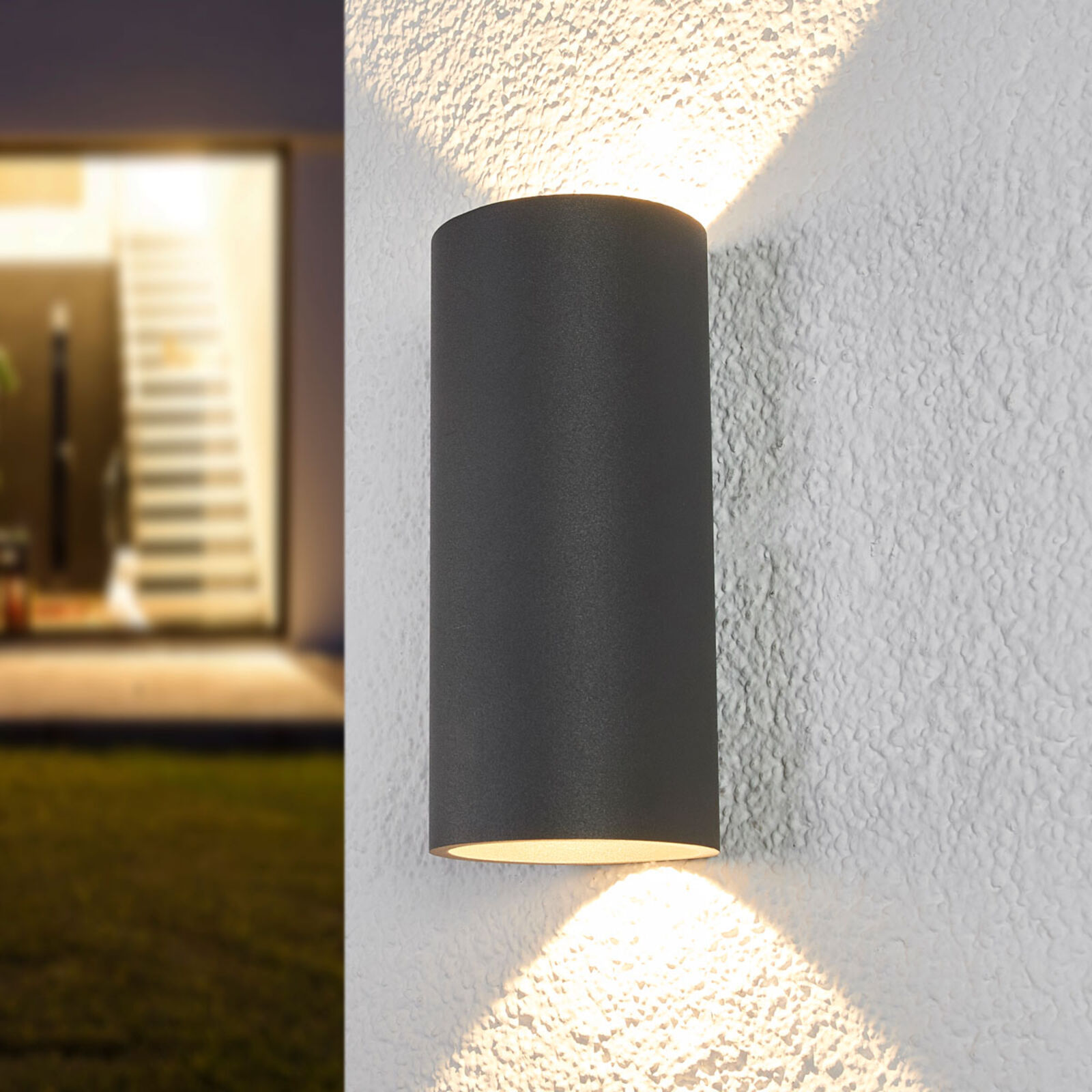 Lindby Cylindrisk formet LED væglampe Helma udendørs