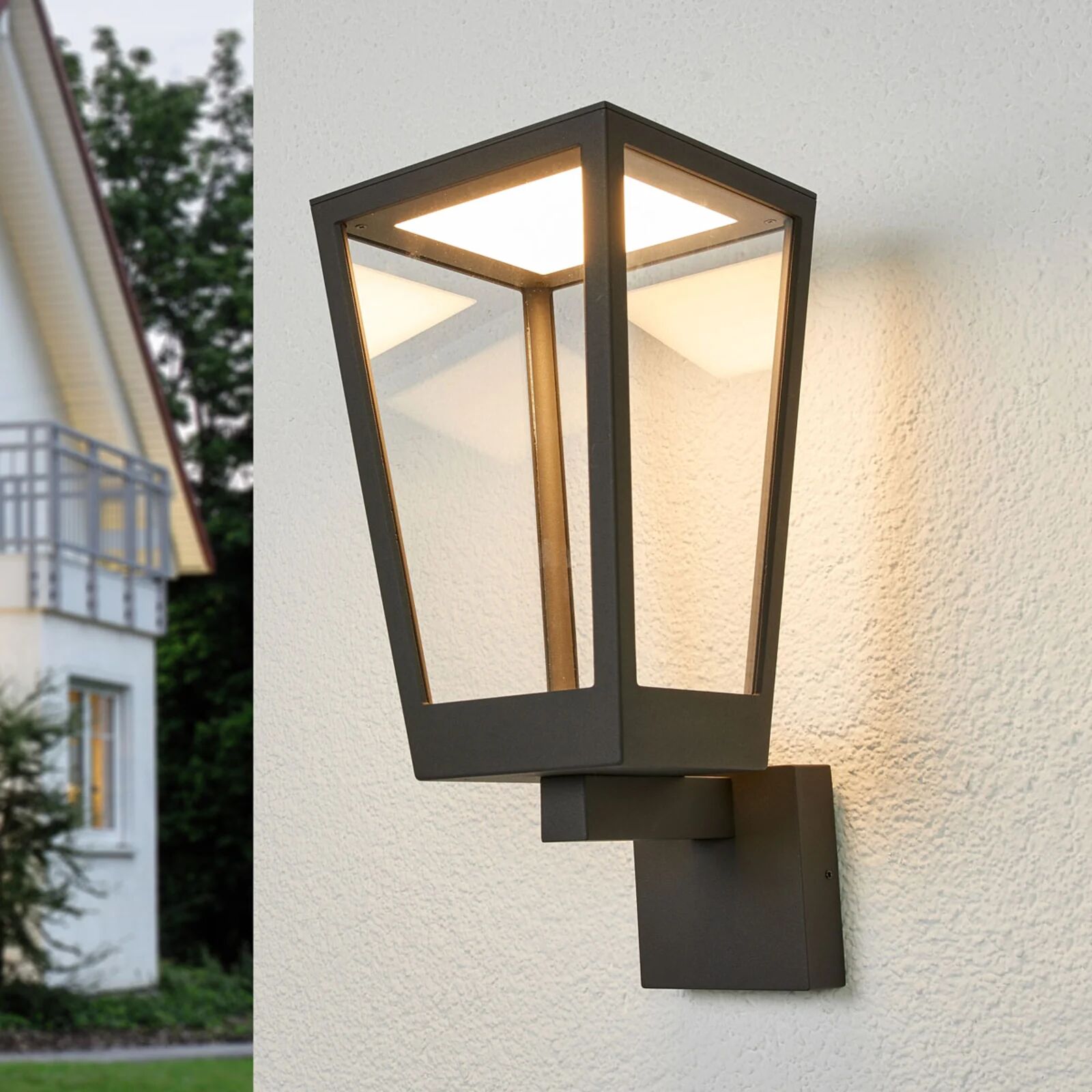 Lucande Lanterneformet LED udendørs væglampe Chaja