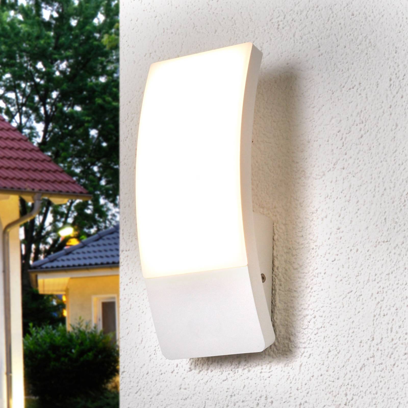 Lucande Siara hvit utendørs LED-vegglampe med buet form