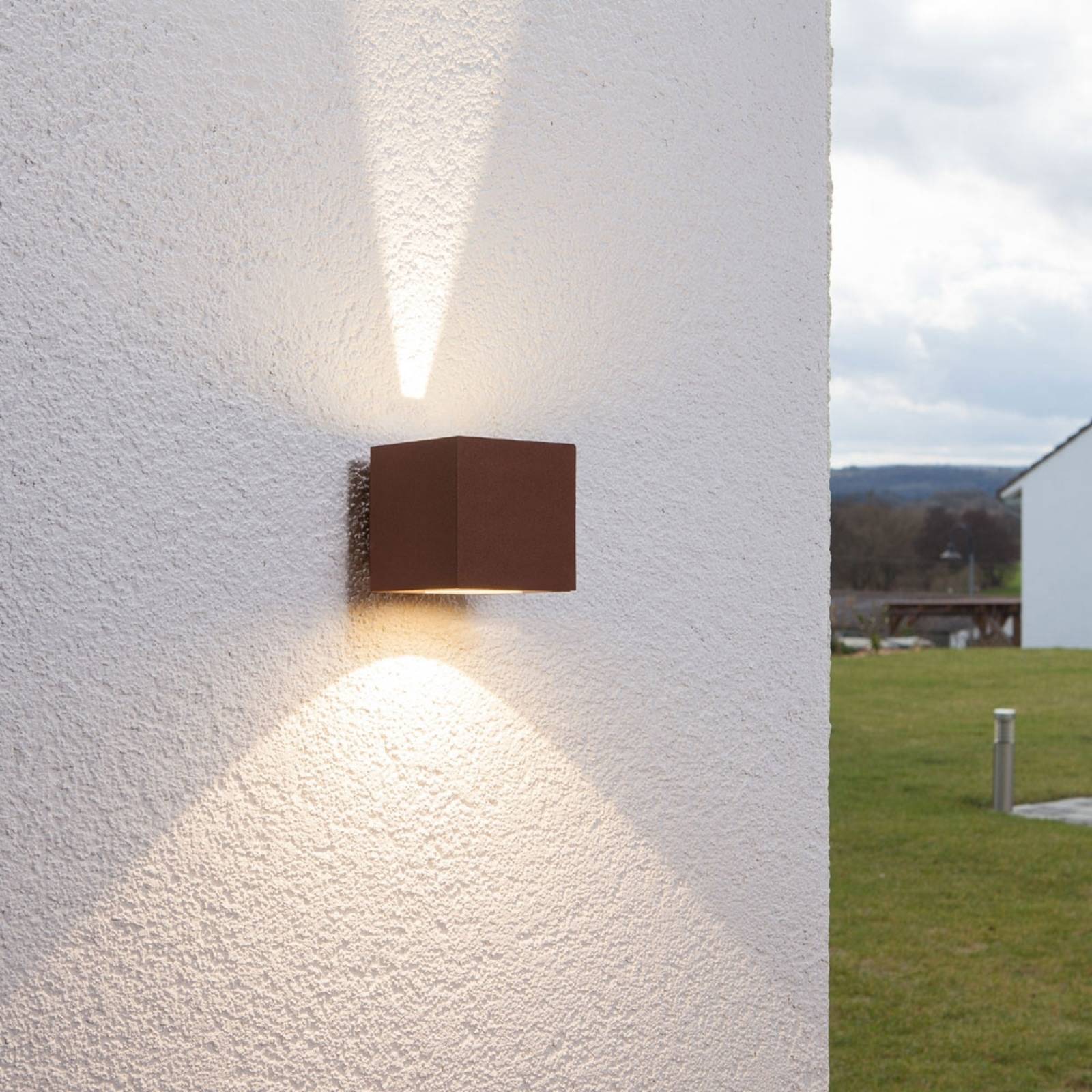 Lucande Jarno rustbrun utendørs LED-vegglampe, terningform
