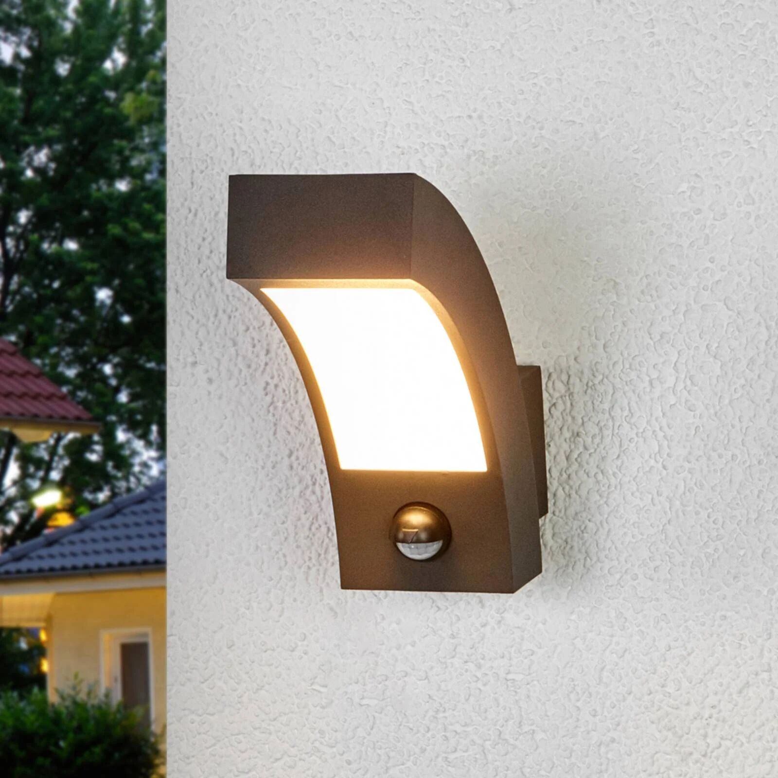 Lucande LED-utevegglampe Lennik med bevegelsessensor