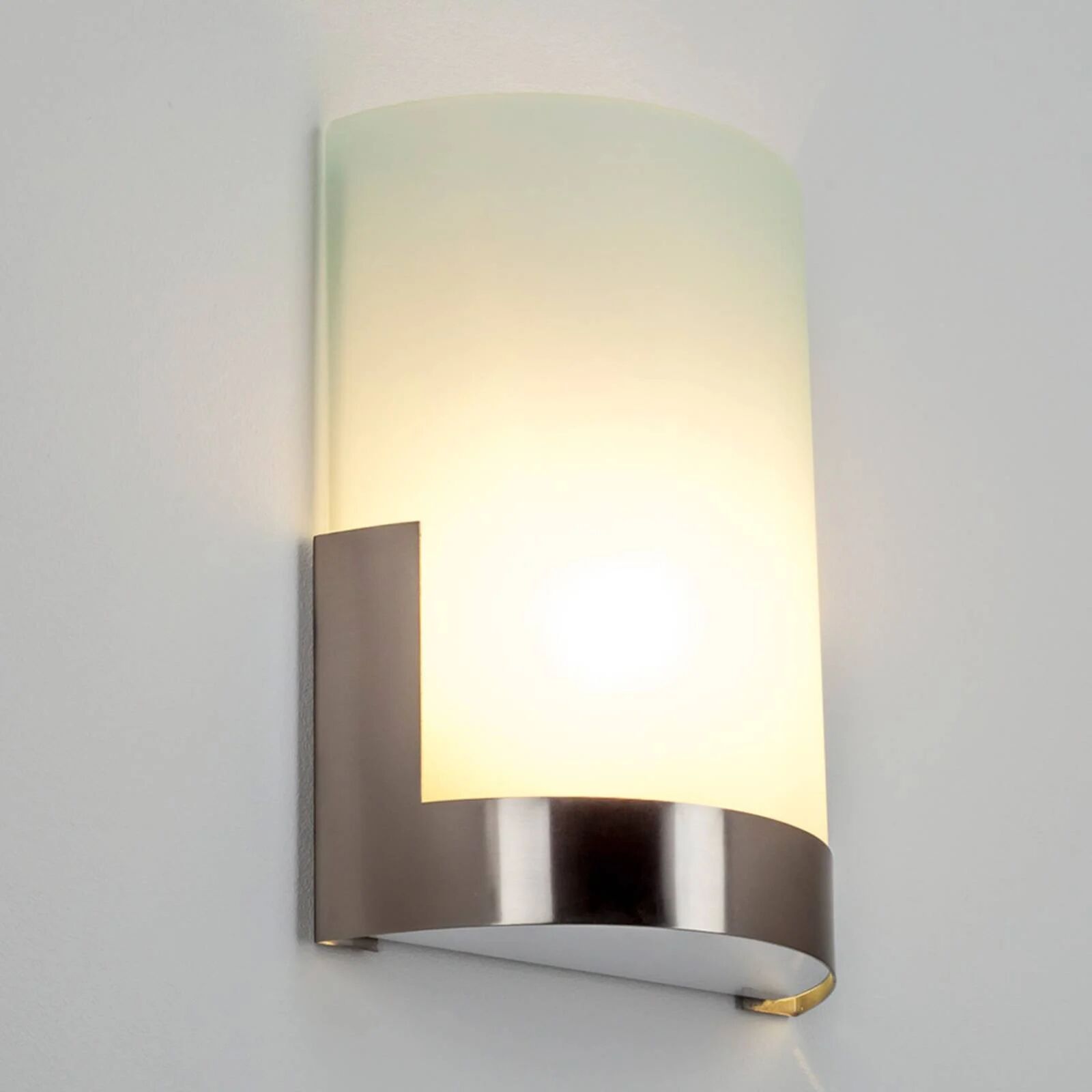 Lindby Stilig vegglampe Karla med metallelement