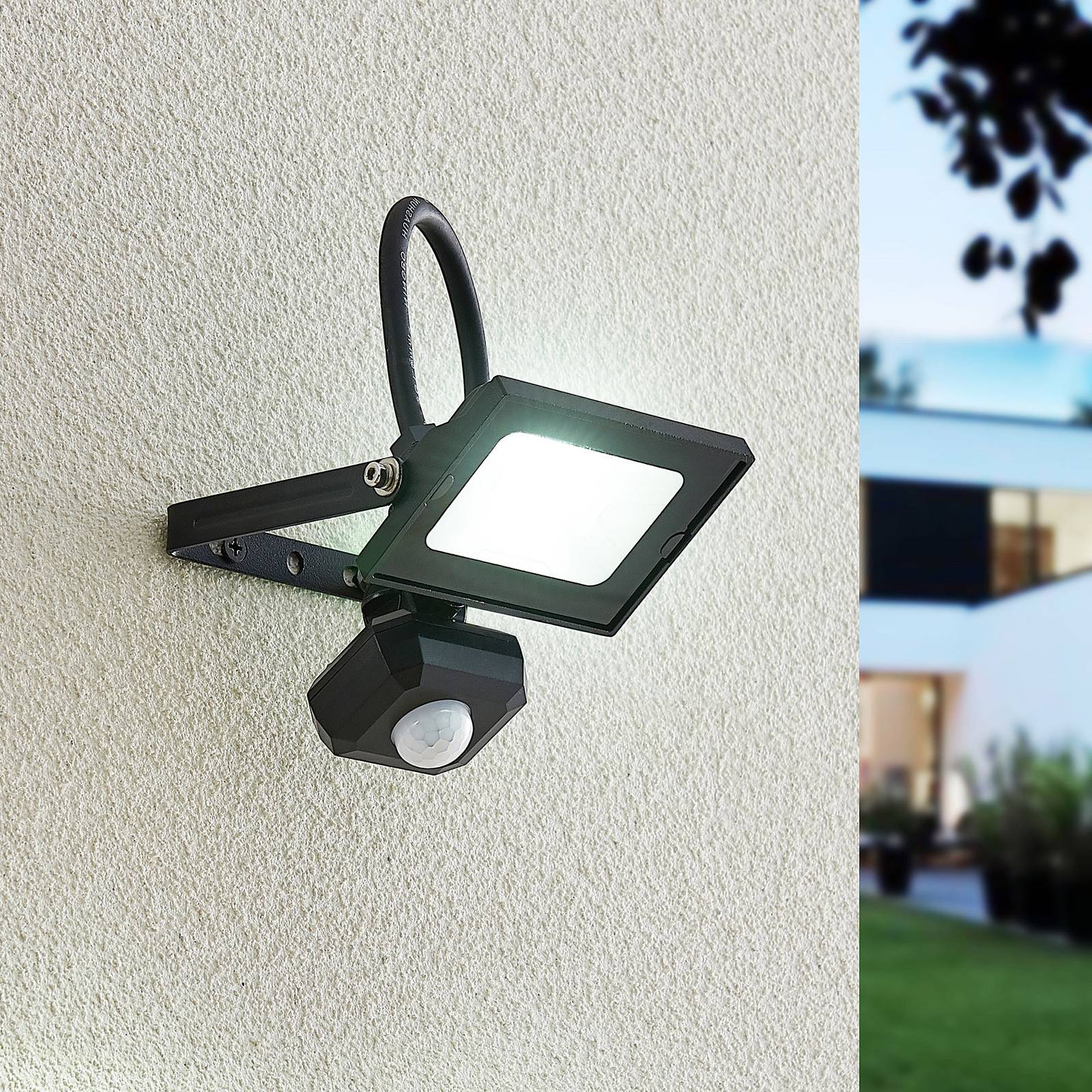 Lindby Aine LED-utespot svart 14,5 cm sensor