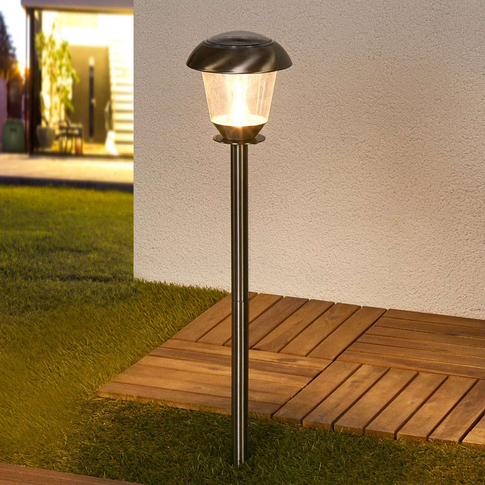 Lindby LED-solarlampe Nela til hagen