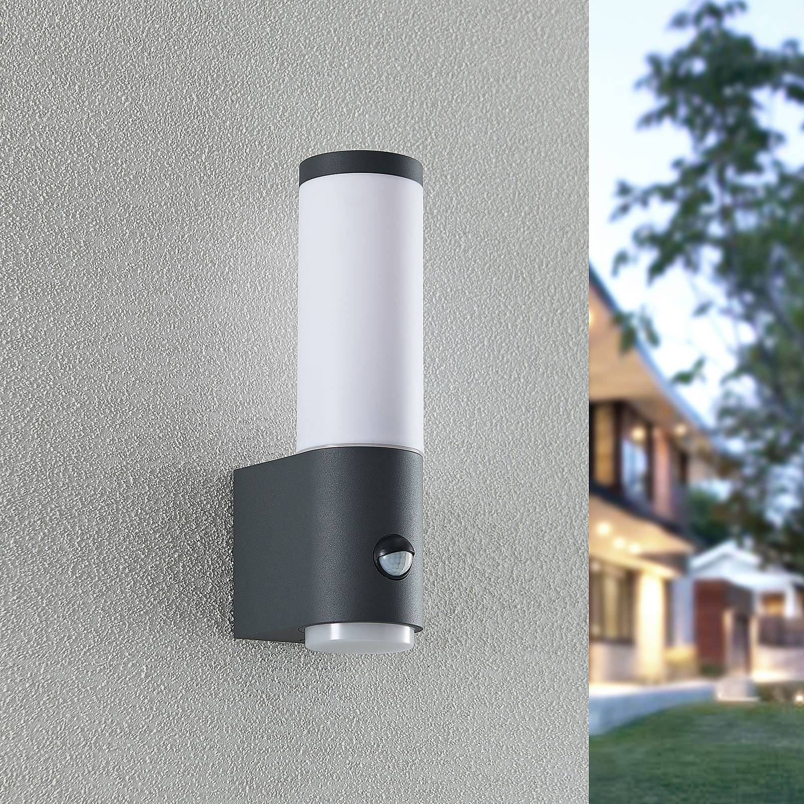 Lindby Okari utendørs vegglampe med sensor, 29 cm