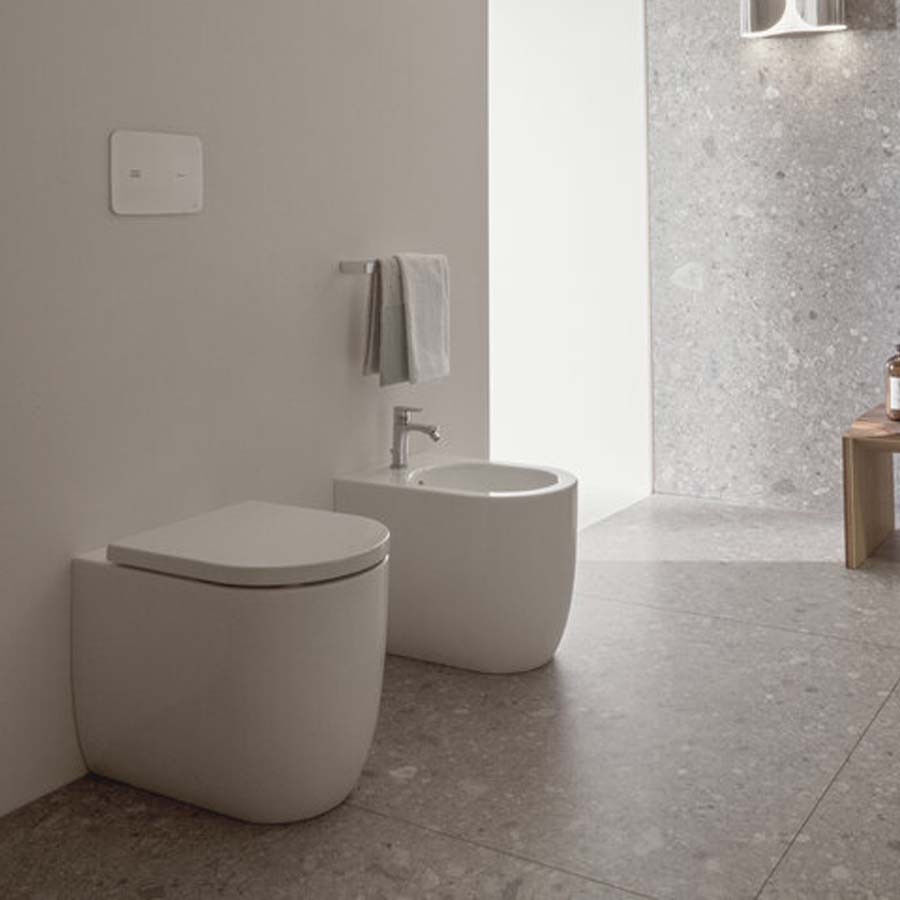 "Sanitari filo muro Ideal Standard Blend Curve vaso AquaBlade bidet e coprivaso rallentato"